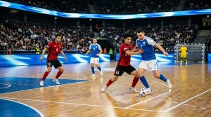 Partido de fútbol sala entre clubes europeos en pabellón con iluminación profesional