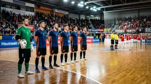 Equipo de fútbol sala alineado en la pista antes de un partido de liga