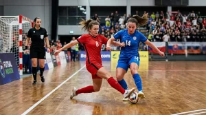 Jugadoras de fútbol sala femenino disputando un balón durante un partido oficial