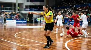 Árbitro de fútbol sala señalando una falta durante un partido en pabellón