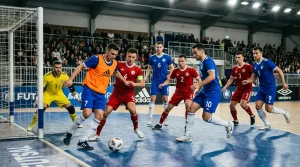 Jugador de fútbol sala con peto de portero-jugador participando en el ataque