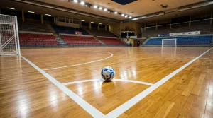Pista de fútbol sala con líneas reglamentarias y balón de futsal en primer plano